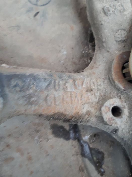 Ступиця задня права Мерседес W203 Цапфа А 2030405