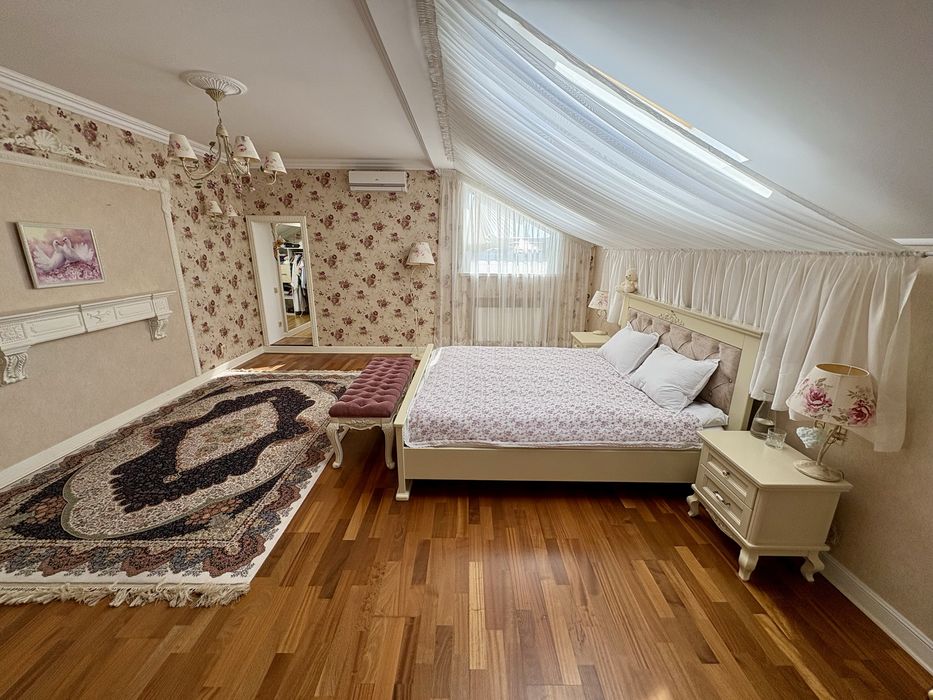 Продам 2-во поверхову квартиру в центрі міста