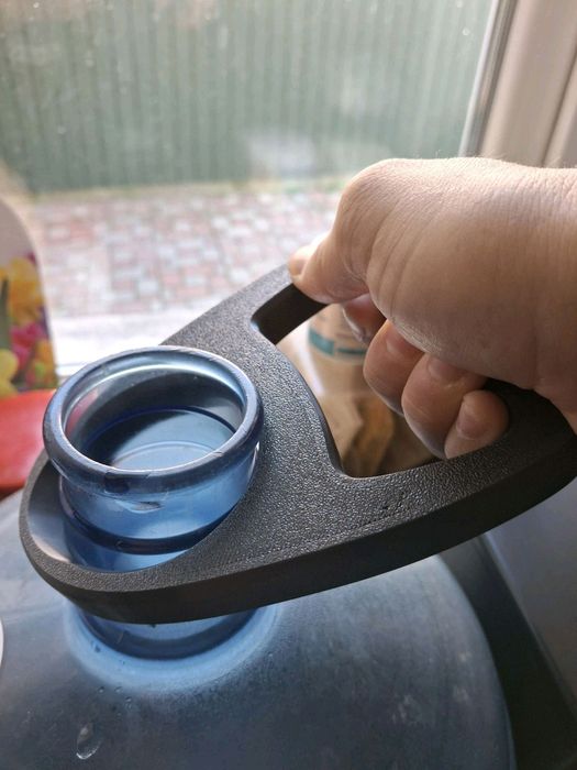 Зручна анатомічна ручка для перенесення бутлів з водою (18.9 л / 19 л)