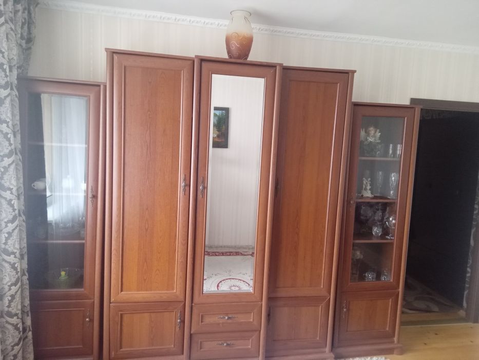 Меблі( шафа плюс дві вітрини)