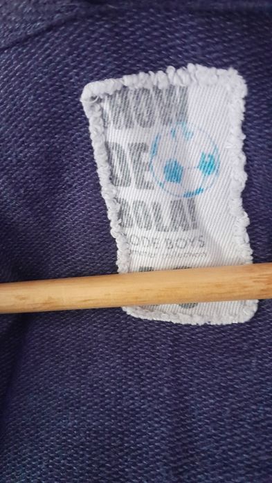 Casaco Code azul, com fecho, capuz e bolsos laterais