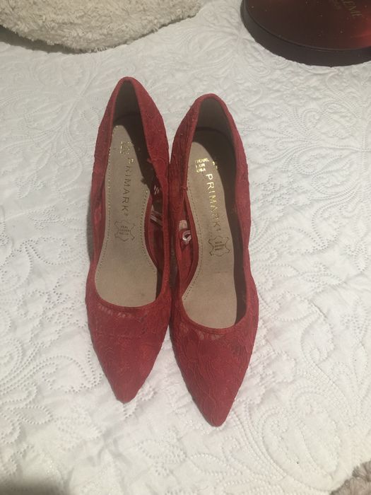 Sapatos stilleto vermelho rendados