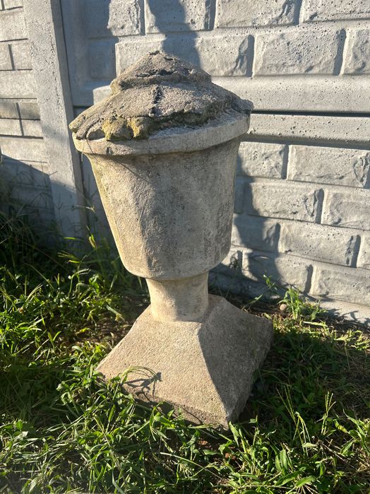 Betonowy kielich, postument