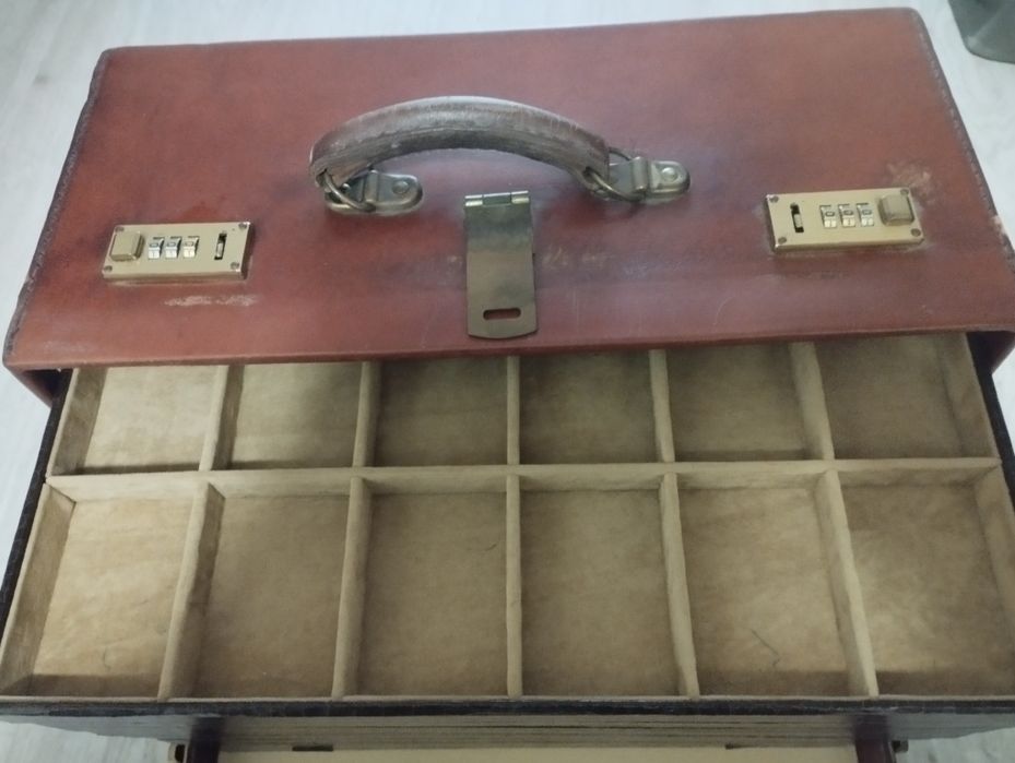 Antiga mala de ourivesaria