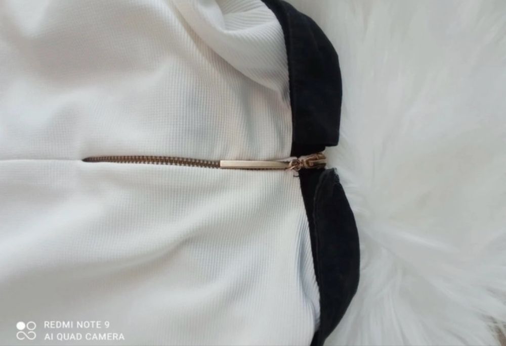 Elegancka biała sukienka z kołnierzykiem