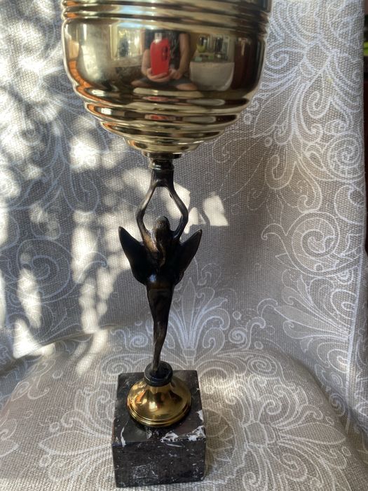 Кубок жінка з перемогою