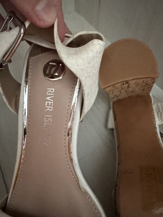 Босоніжки жіночі River island на платформі