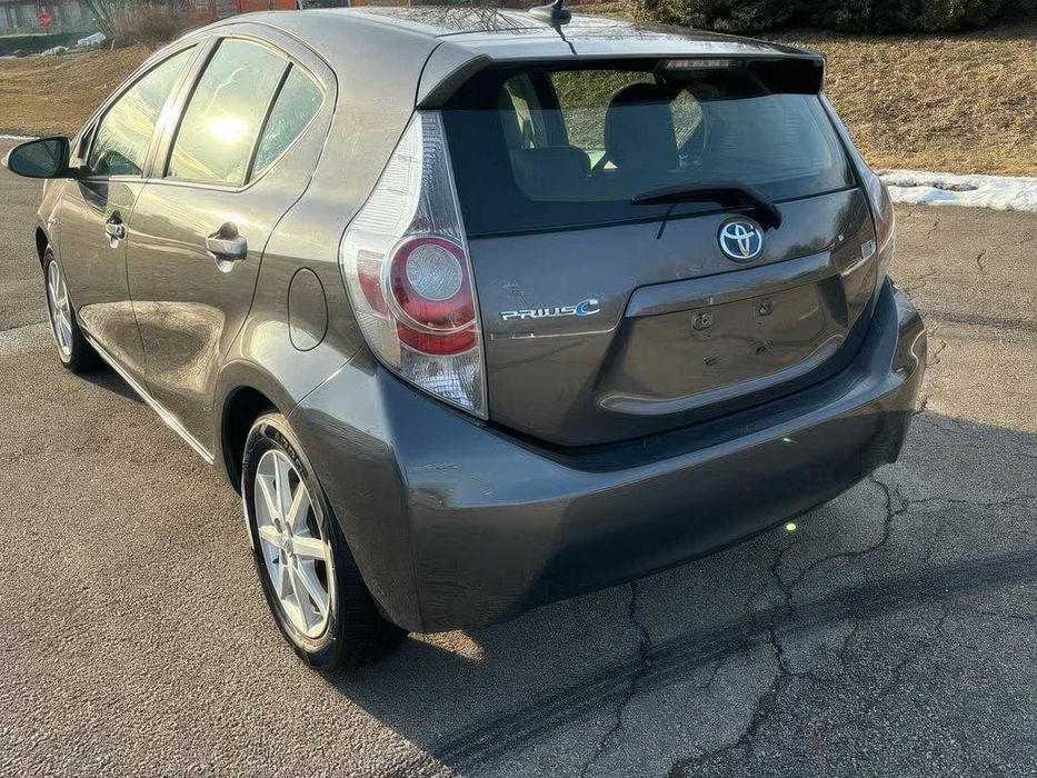 Toyota Prius c Four      2014