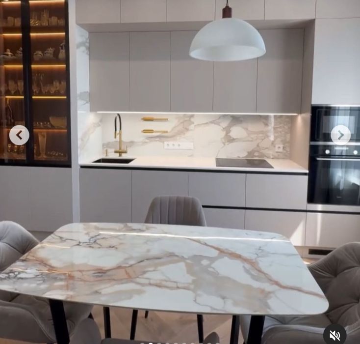 Пленка-самоклеящаяся