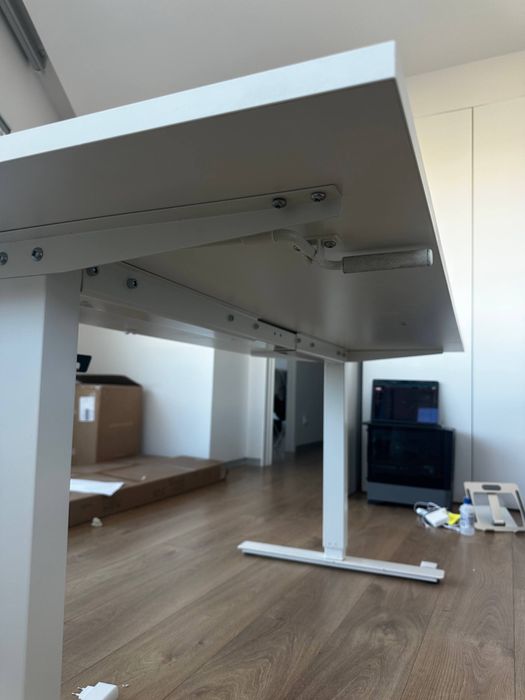 Secretária IKEA com mecanismo manual de elevação (160×80 cm).