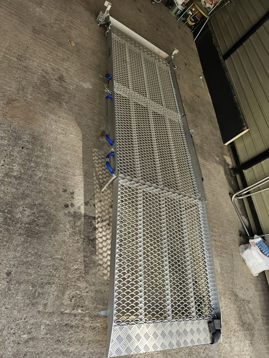 Пандус, трап або платформа для завантаження інвалідних візків