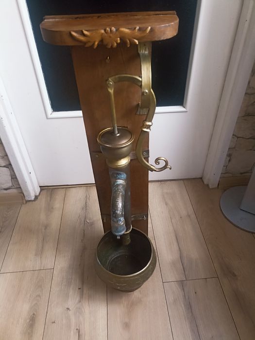 Zabytkowa  pompa fontanna