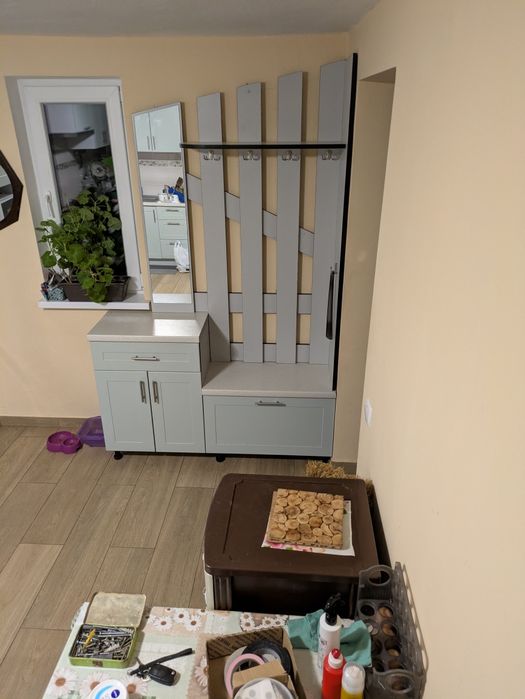 Прихожа шириною 135см. І висотою21см.5