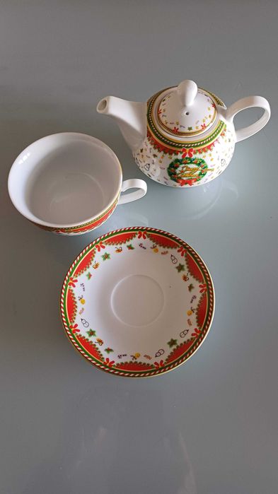 Bule e chávena de chá em porcelana