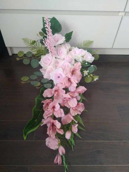 Kompozycja na cmentarz obciążona