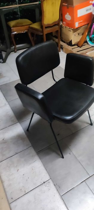 1 mesa de reuniões em fórmica 90 cm X 2 mts  com a base em ferro e 6 cadeiras
