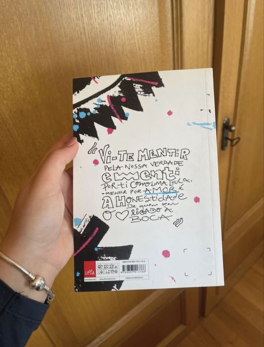 Livro da cantora Carolina Deslandes