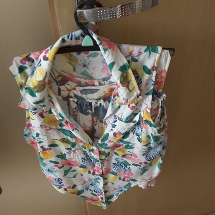 Bluzeczki w kwiatki H&M rozmiar 140 2szt