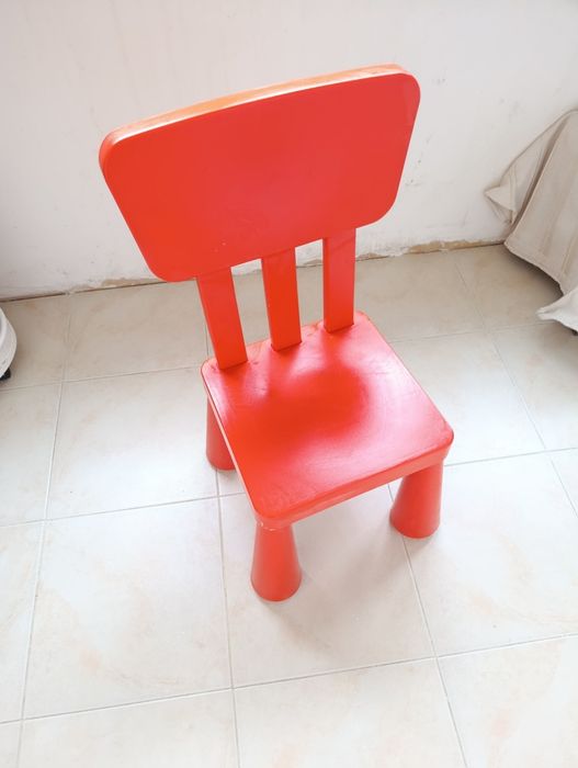 Cadeira infantil IKEA vermelha
