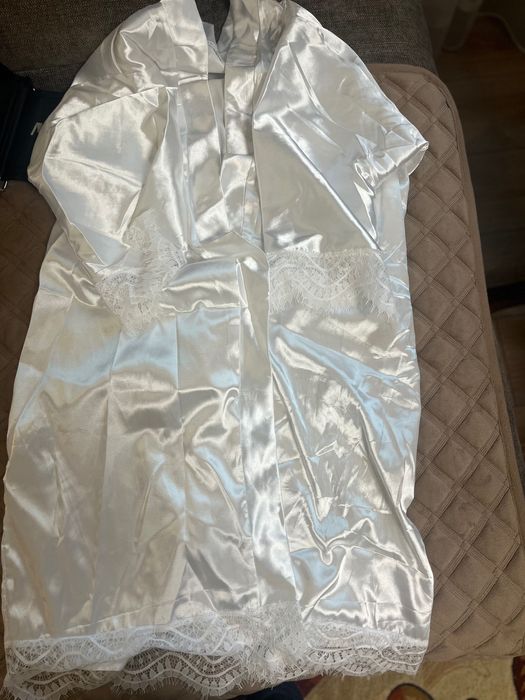 Білий атласний халат