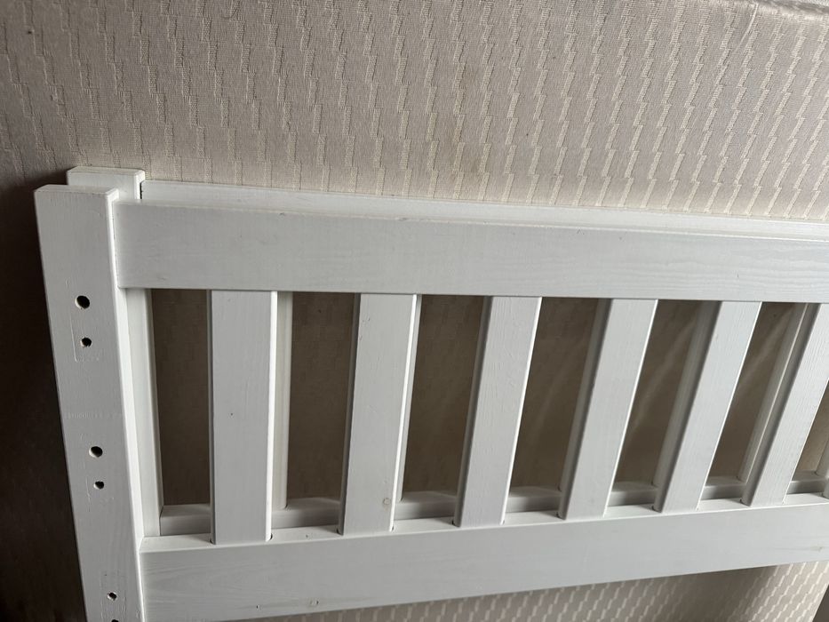 Łóżko z materacem