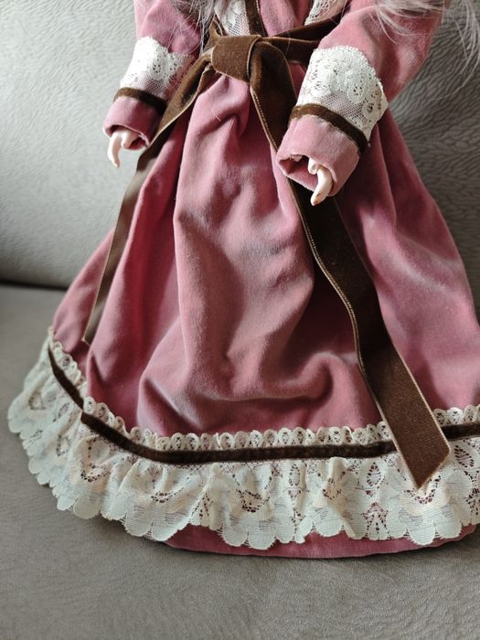 Lalka kolekcjonerska z serii "Puppenstube" marki Gilde Handwerk