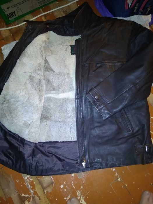 Продам кожаную курточку с подстежкой.
