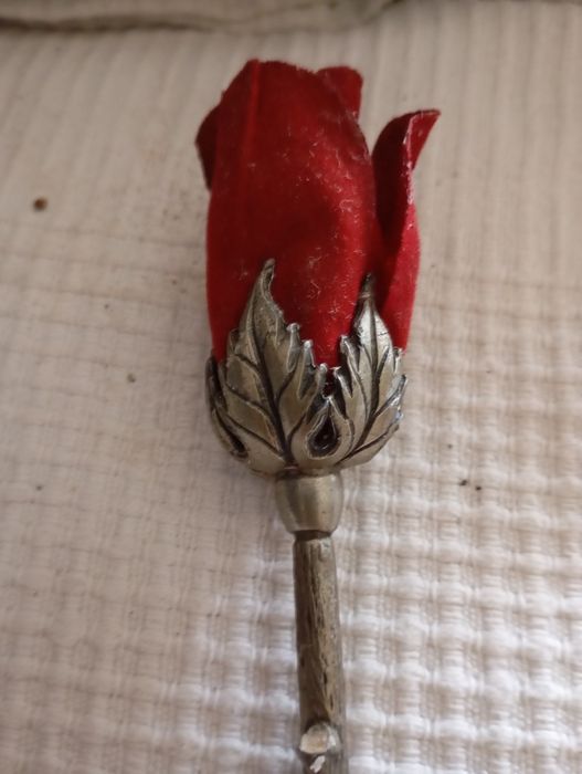 Rosa decorativa em ferro e pano