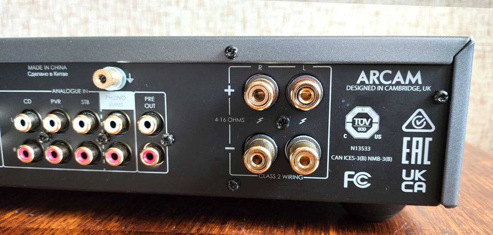 Arcam SA10 усилитель со встроенным ЦАП и фонокорректором производства Англии.