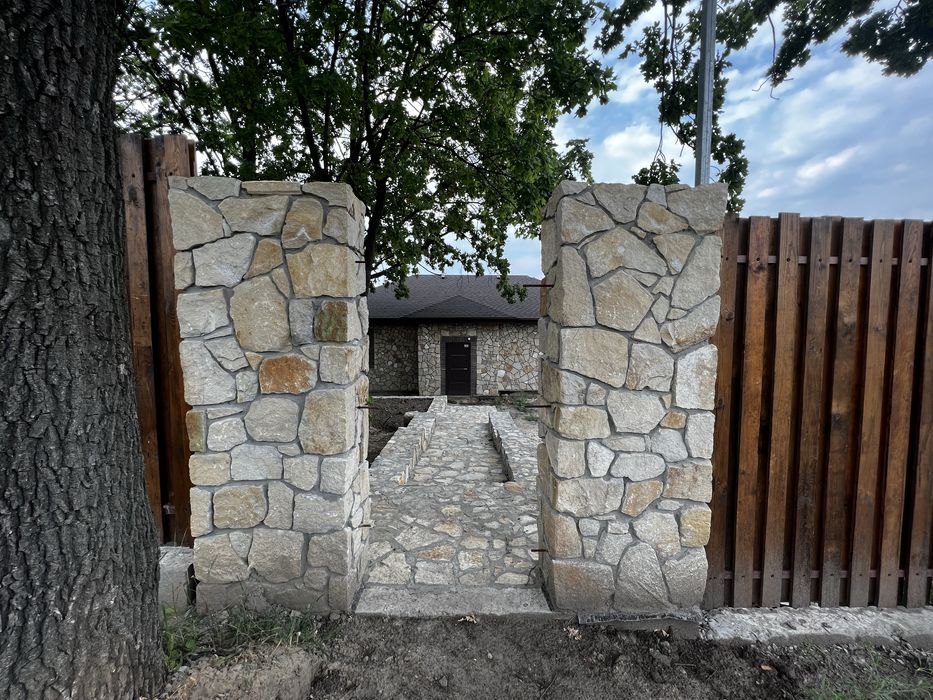 Бут натурального камня Песчаник.