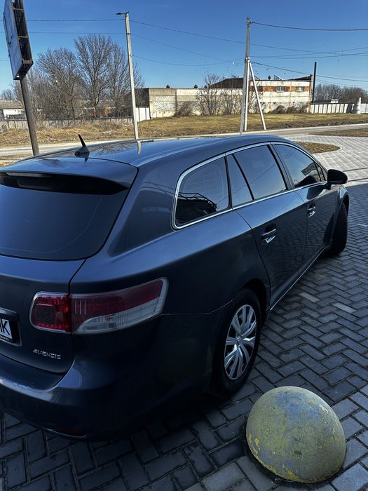 Toyota Avensis 1.8 бензин