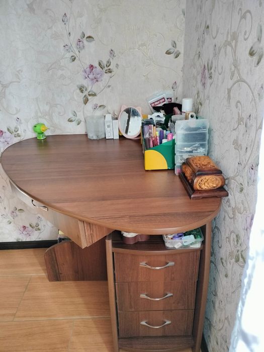 Стіл письмовий, вугловий.