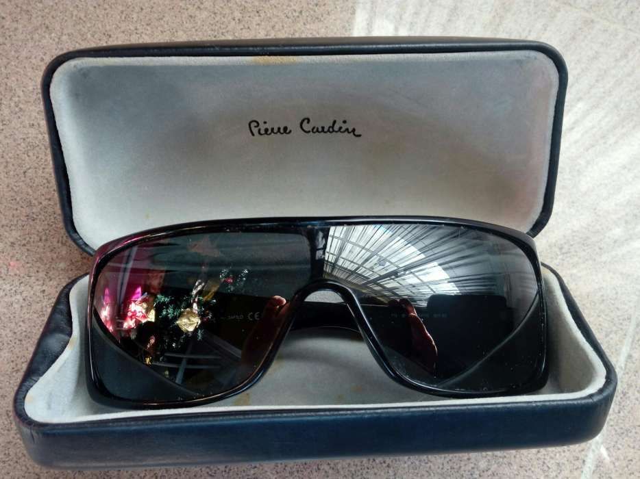 Óculos de senhora Pierre Cardin.