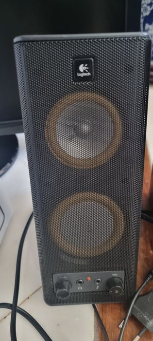 ASUS 27-inch Monitor and Logitech Speakers64286369355522124