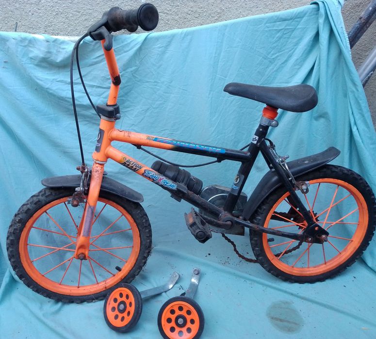 2 Bicicletas de criança "Action man"e "looney tune"s