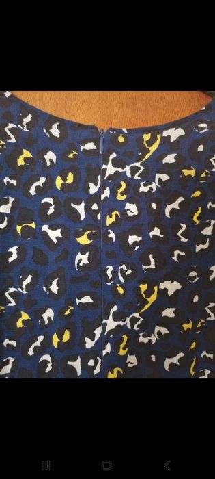 Vestido com fecho nas costas. E laçada a frente