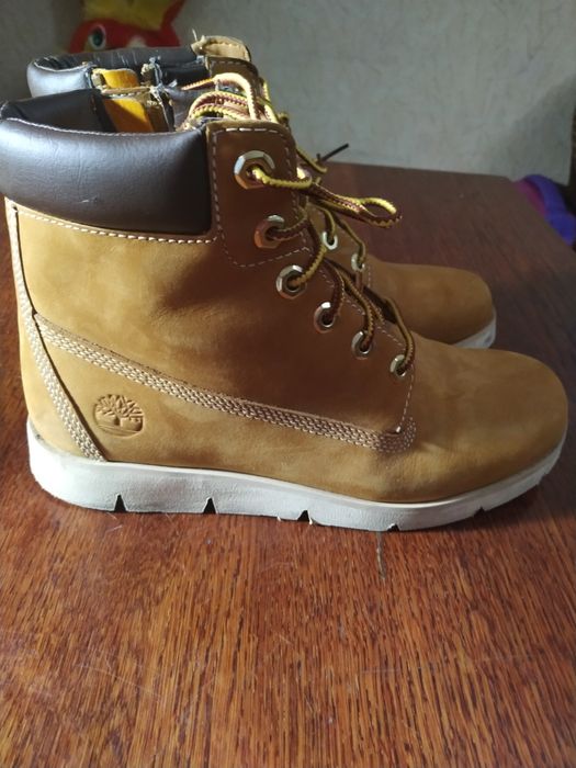 Черевики можуть бути як для дівчинки так і для юнака