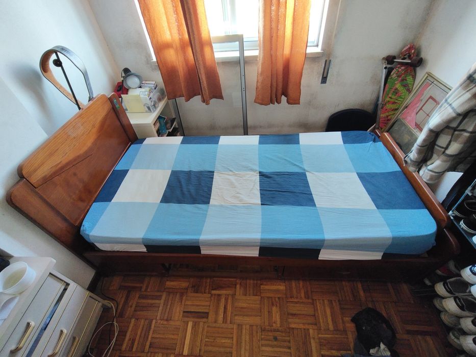 Cama de solteiro em madeira maciça com colchão incluído