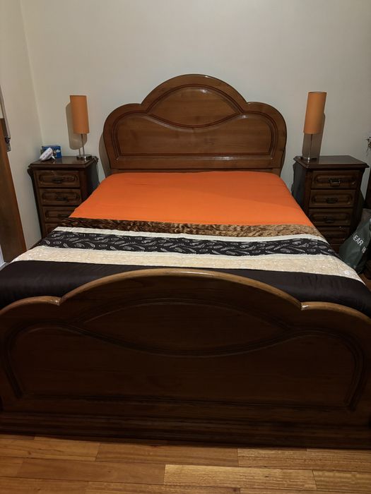 Estrutura de Cama de madeira + mesinhas cabeceira