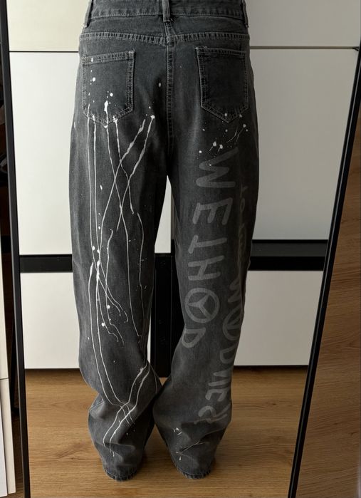 Luźne baggy szare jeansy z dziurami i nadrukiem