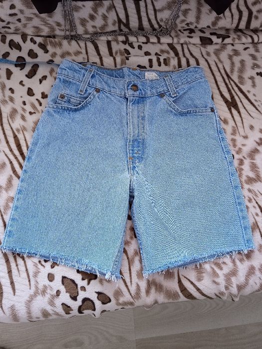Spodenki jeansowe Levi's. Obwód pasa 66 cm.