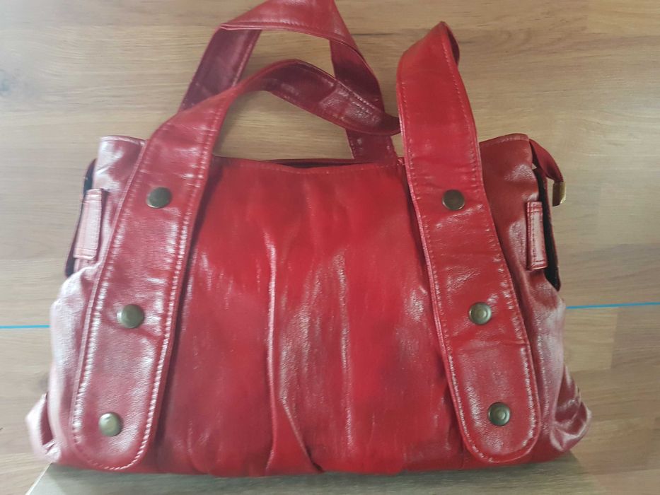Czerwona damska torebka