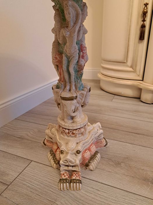 Stolik rzeźbiony alabaster