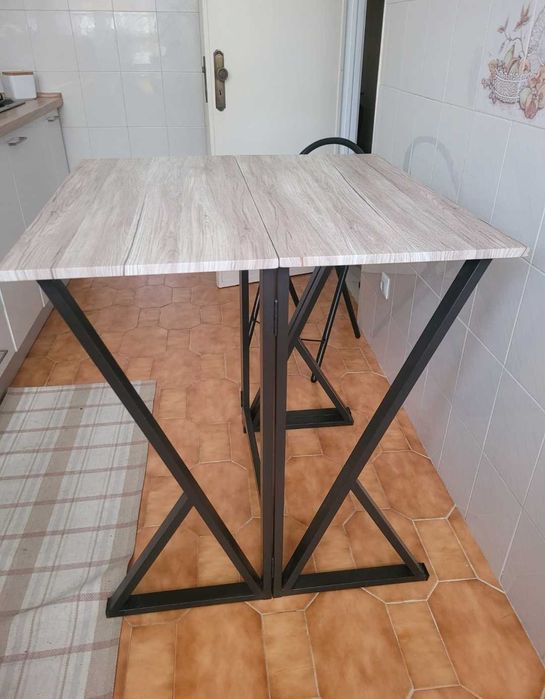 Mesa alta e cadeiras