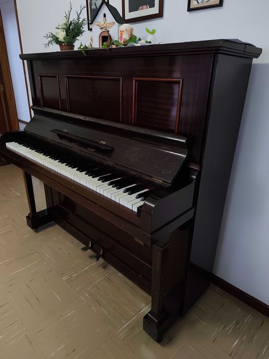 Piano Wagner em ótimo estado de conservação