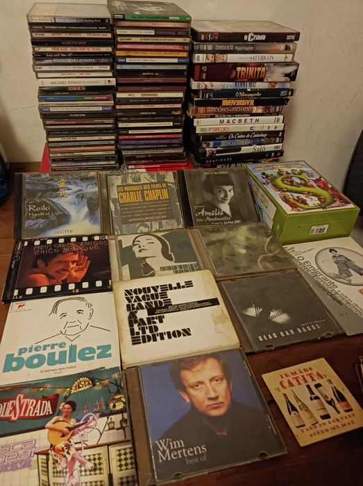 Vários CDs e DVDs