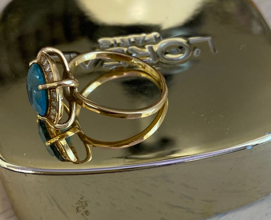 Золота каблучка з натуральним топазом р. 17