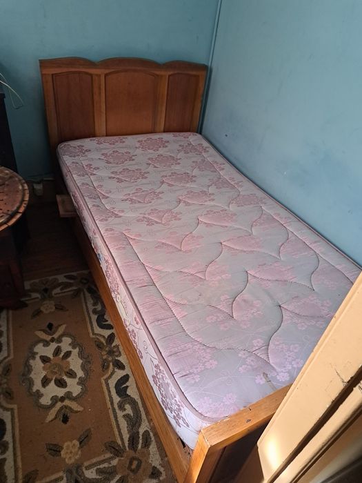 Móveis antigos  (aparador, cristaleira, cômada, camas, etc)