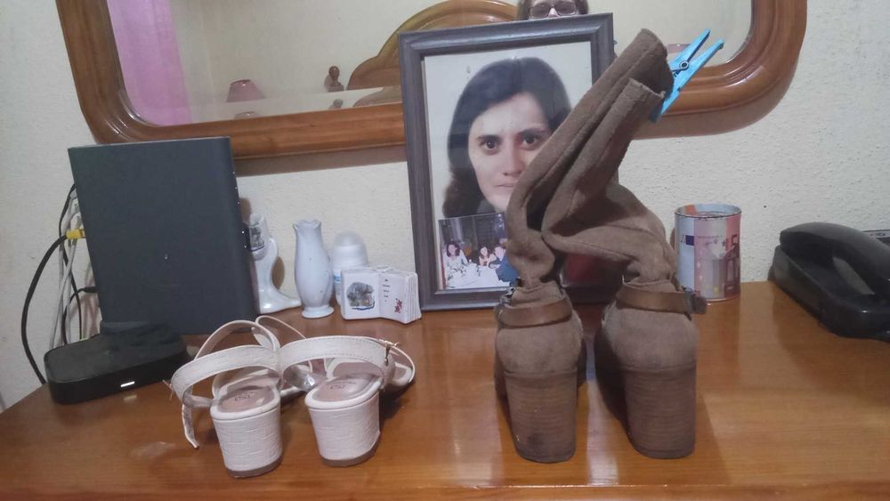 Bota de cano alto sminova,usada uma vez ,camurça castanha numero 36,cendalia bege usadas uma tarde numero 36 muito bonitas.