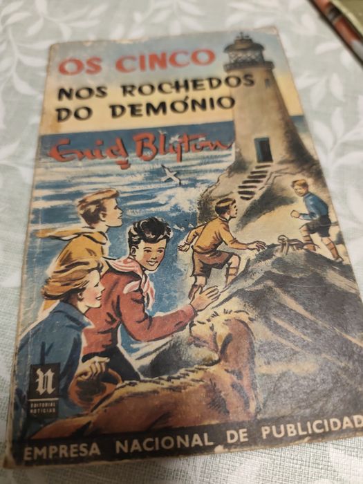 Livro os cinco nos rochedos do demónio